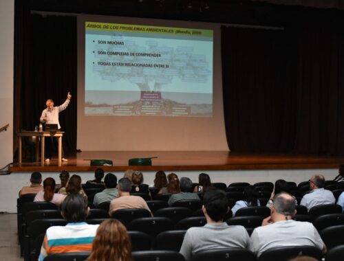 Dr. Ingeniero Alejandro Falcó en conferencia